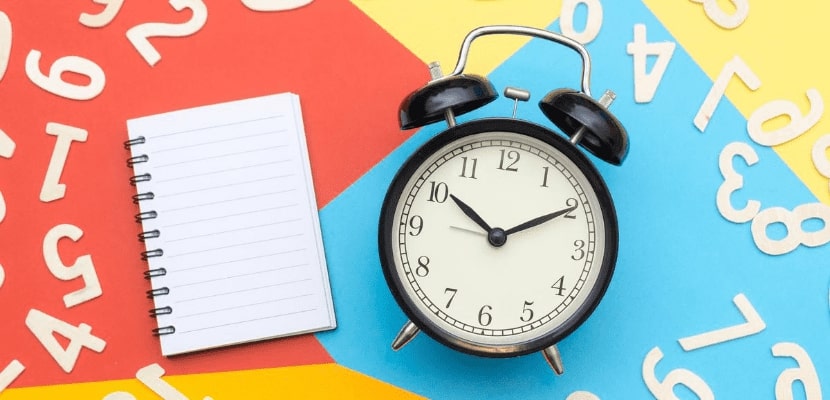 Réveil et cahier pour le calcul du temps de travail