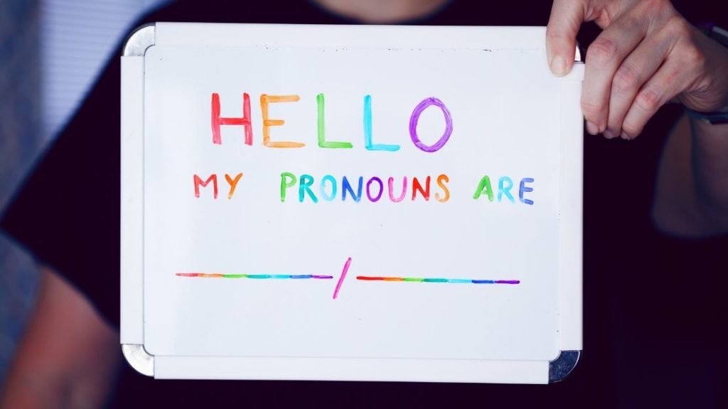message aux couleurs LGBT "Hello my pronouns are" sur une ardoise en faveur de l'inclusion et de la diversité