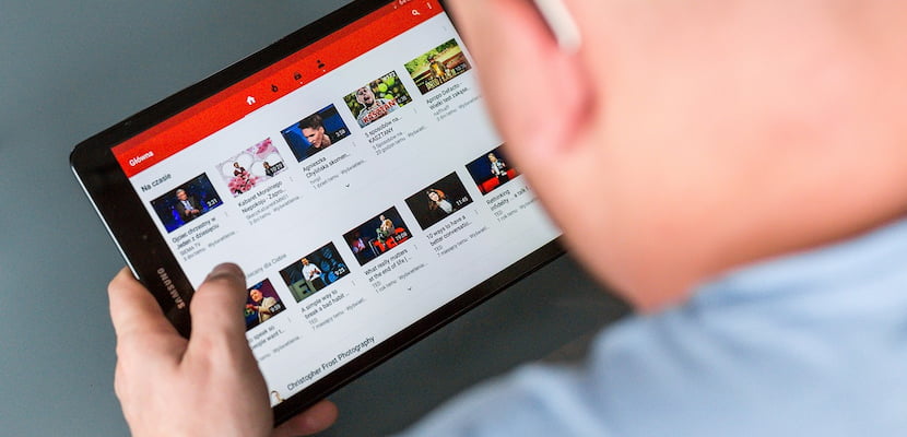 personne regardant des vidéos Youtube sur tablette pour apprendre online
