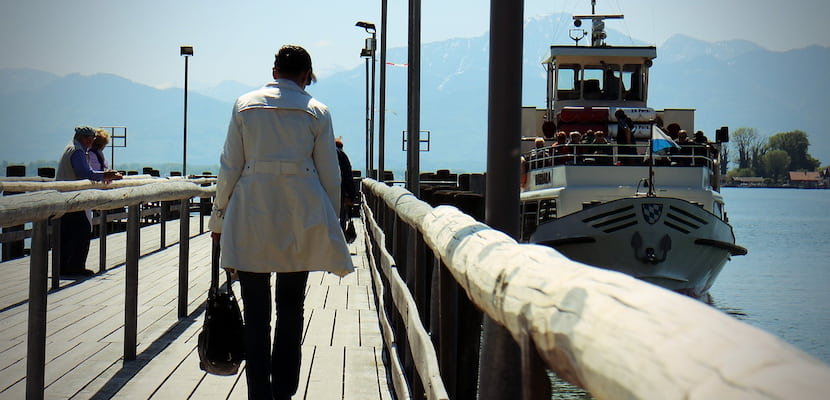 femme prise de dos sur un quai prête à prendre un bateau après avoir posé sa démission